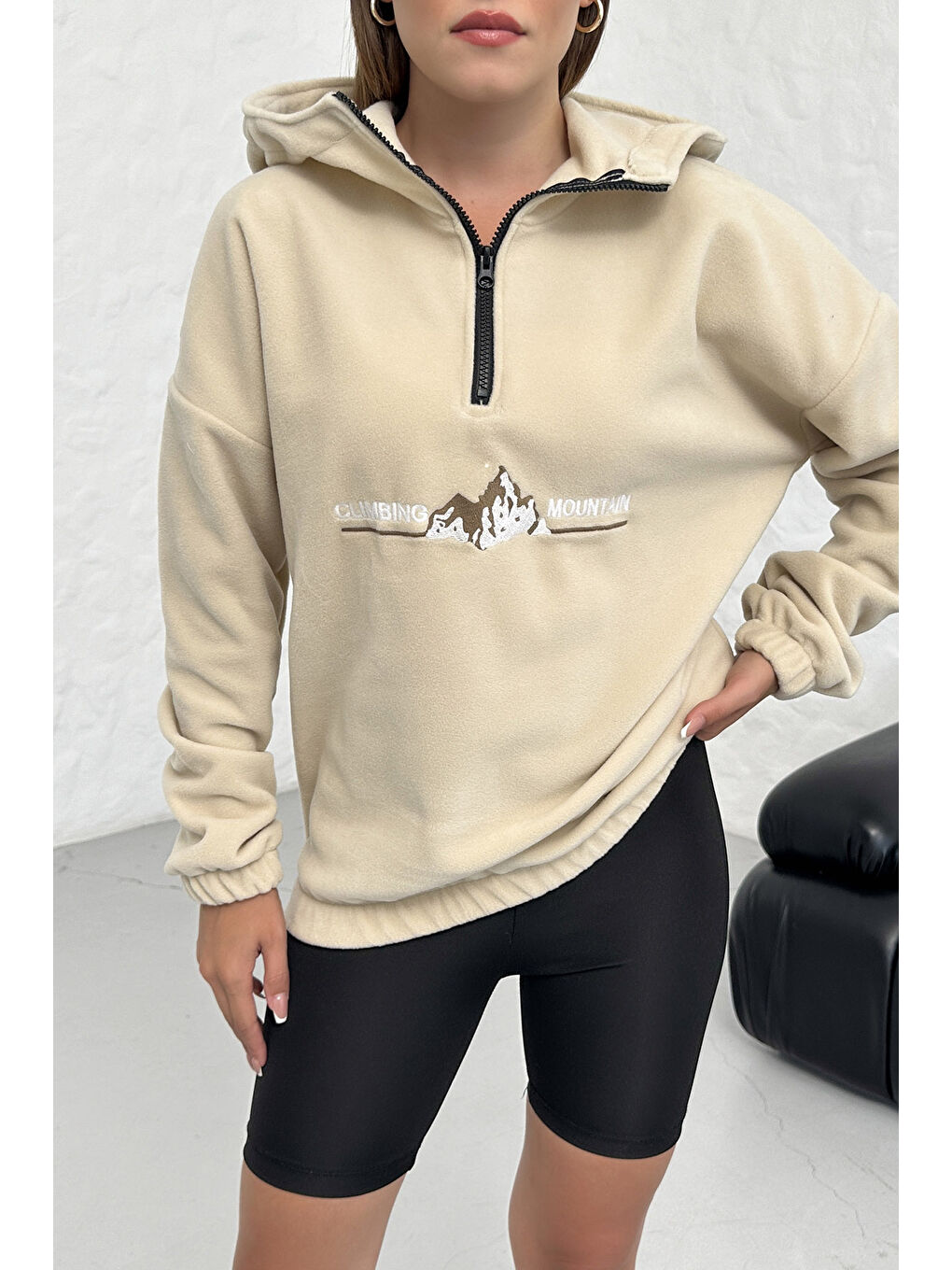 Kadın Bej Climbing Mountain Baskılı Oversize Yarım Fermuarlı Kapüşonlu Polar Sweatshirt-1