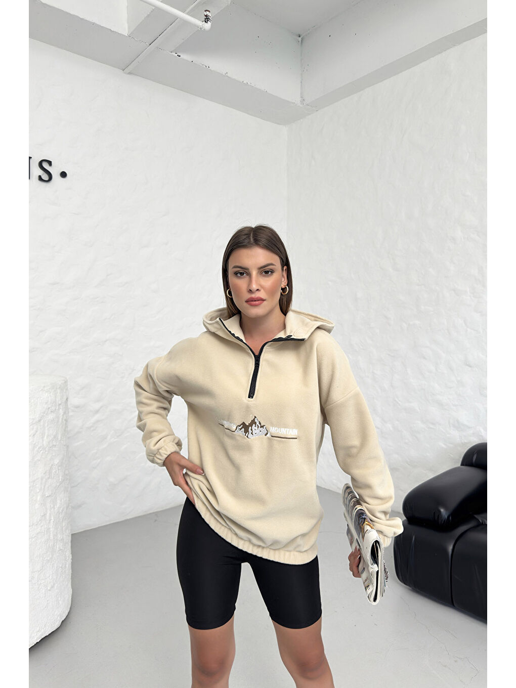 Kadın Bej Climbing Mountain Baskılı Oversize Yarım Fermuarlı Kapüşonlu Polar Sweatshirt-2