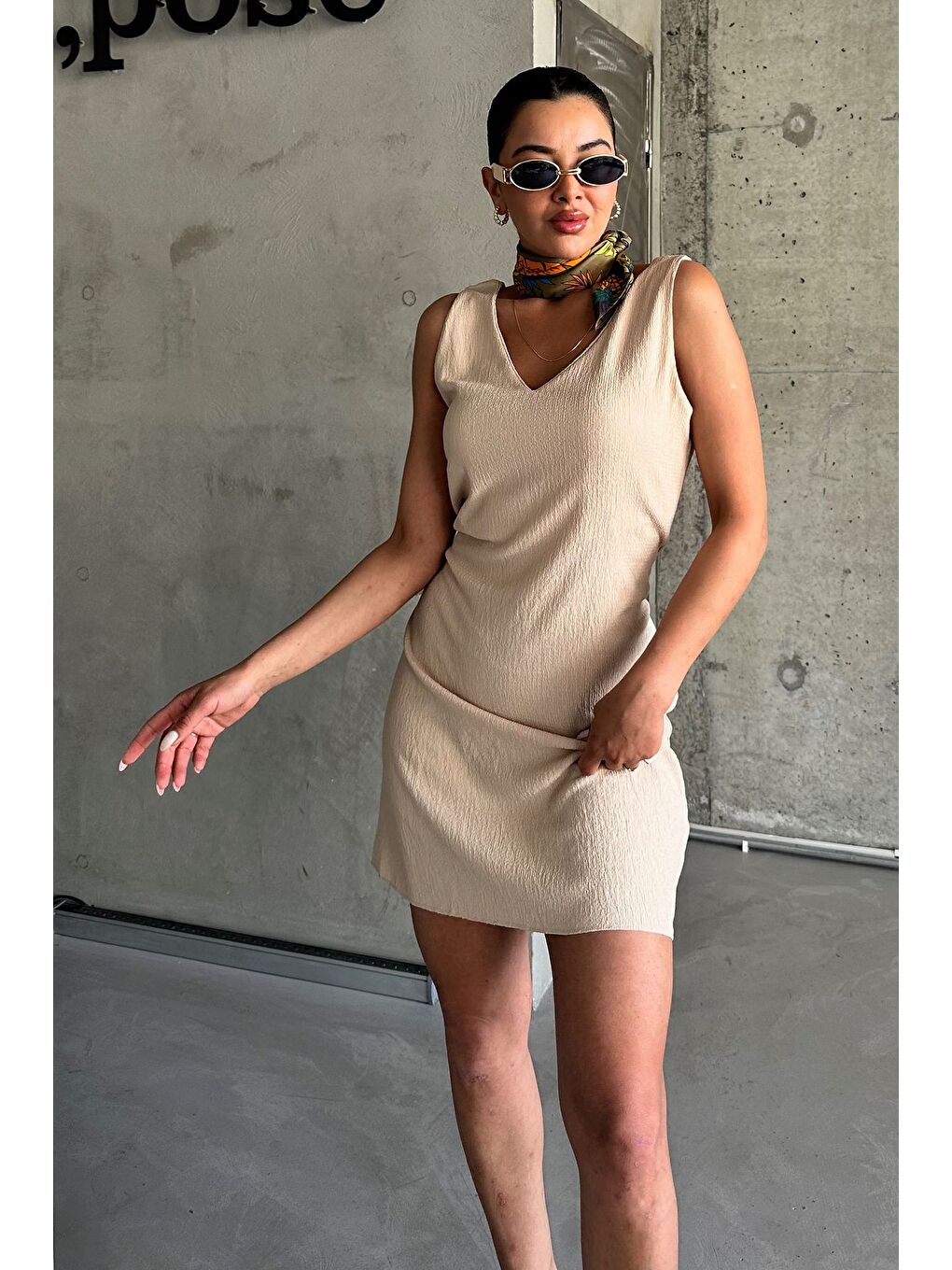 Kadın Bej V Yaka Rahat Kalıp Yazlık Elbise