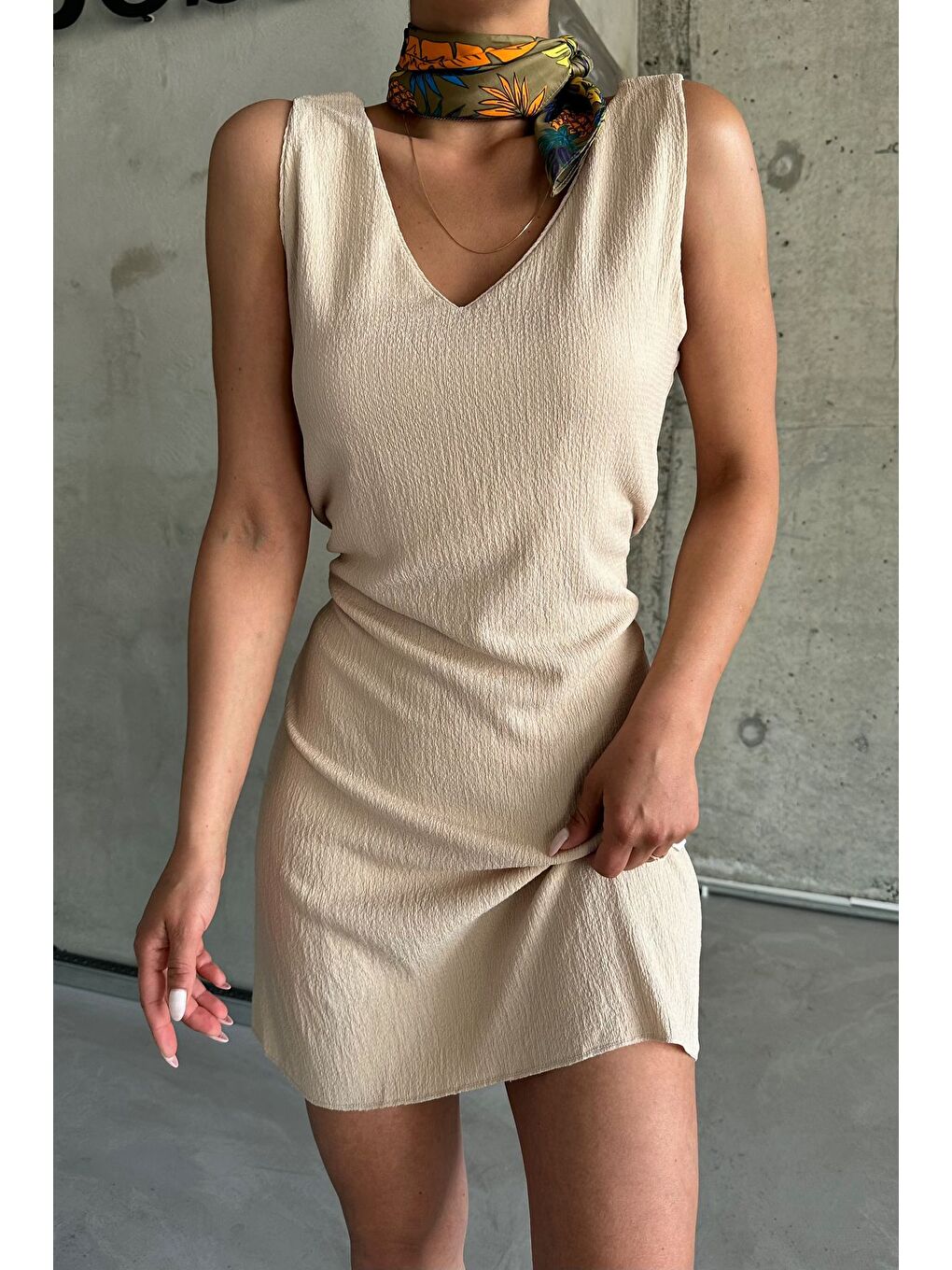 Kadın Bej V Yaka Rahat Kalıp Yazlık Elbise-1