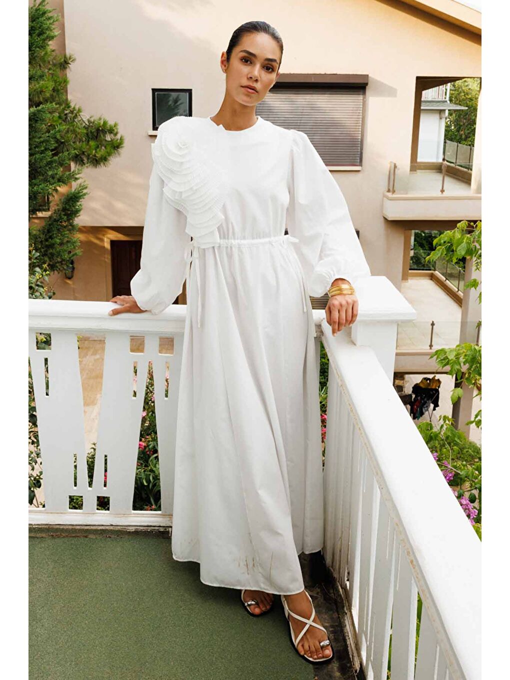 Gül Aksesuar Detaylı Ekru Elbise