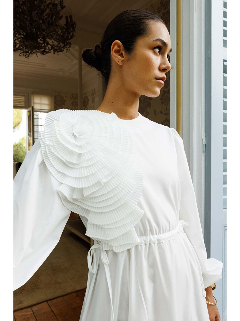 Gül Aksesuar Detaylı Ekru Elbise-2