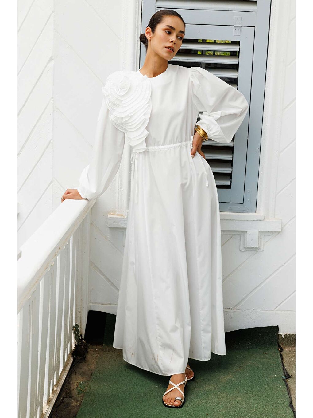 Gül Aksesuar Detaylı Ekru Elbise-3