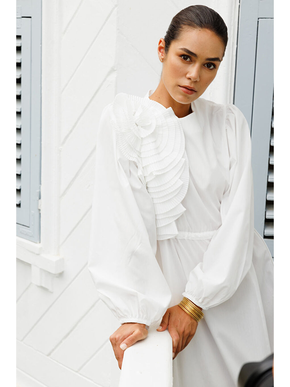 Gül Aksesuar Detaylı Ekru Elbise-4