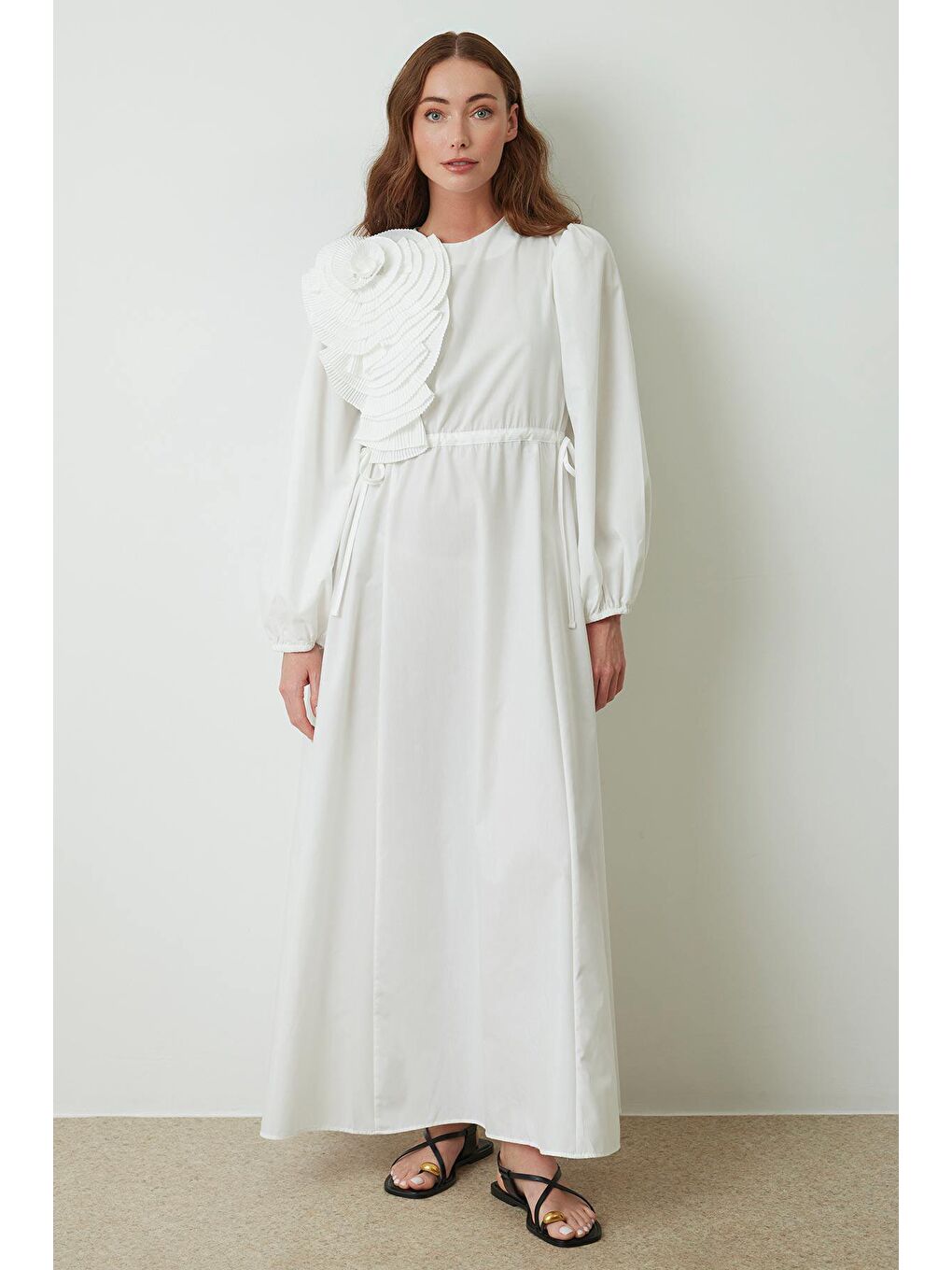 Gül Aksesuar Detaylı Ekru Elbise-5