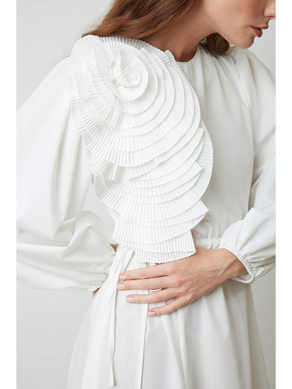 Gül Aksesuar Detaylı Ekru Elbise-6