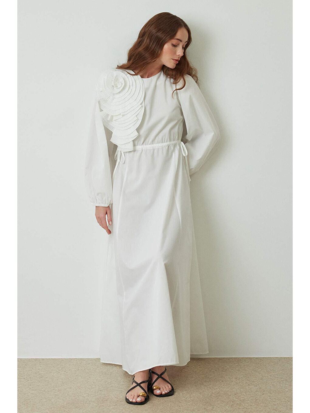 Gül Aksesuar Detaylı Ekru Elbise-7