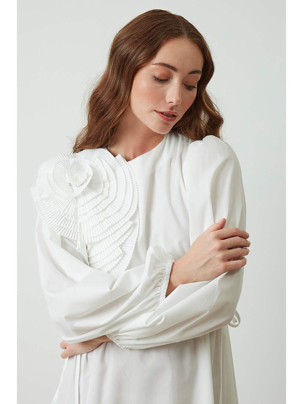 Gül Aksesuar Detaylı Ekru Elbise-8