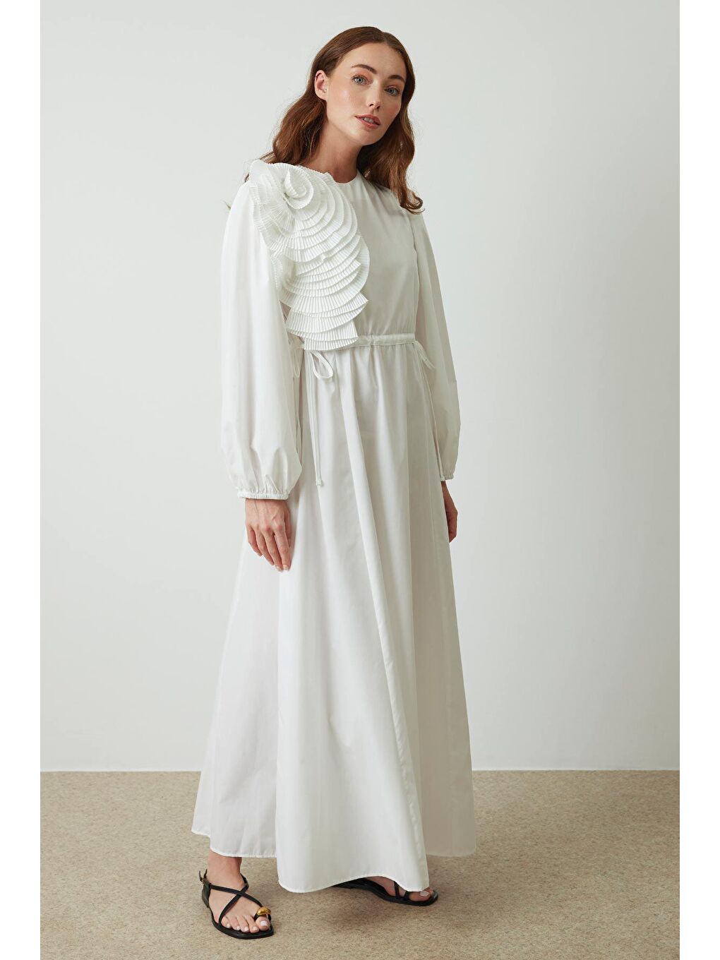 Gül Aksesuar Detaylı Ekru Elbise-9