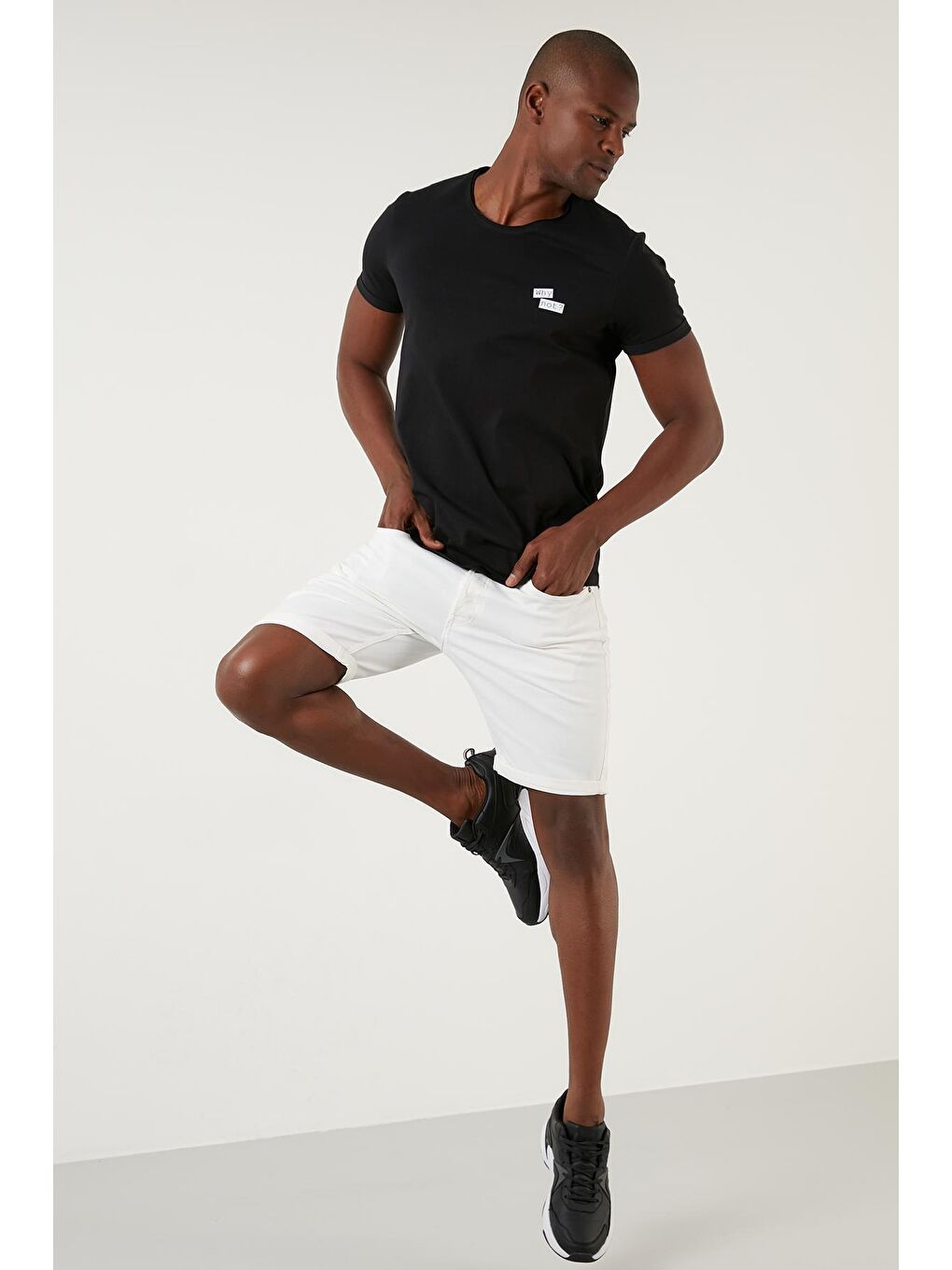 Siyah Regular Fit Bisiklet Yaka %100 Pamuk Tişört 5902312-3