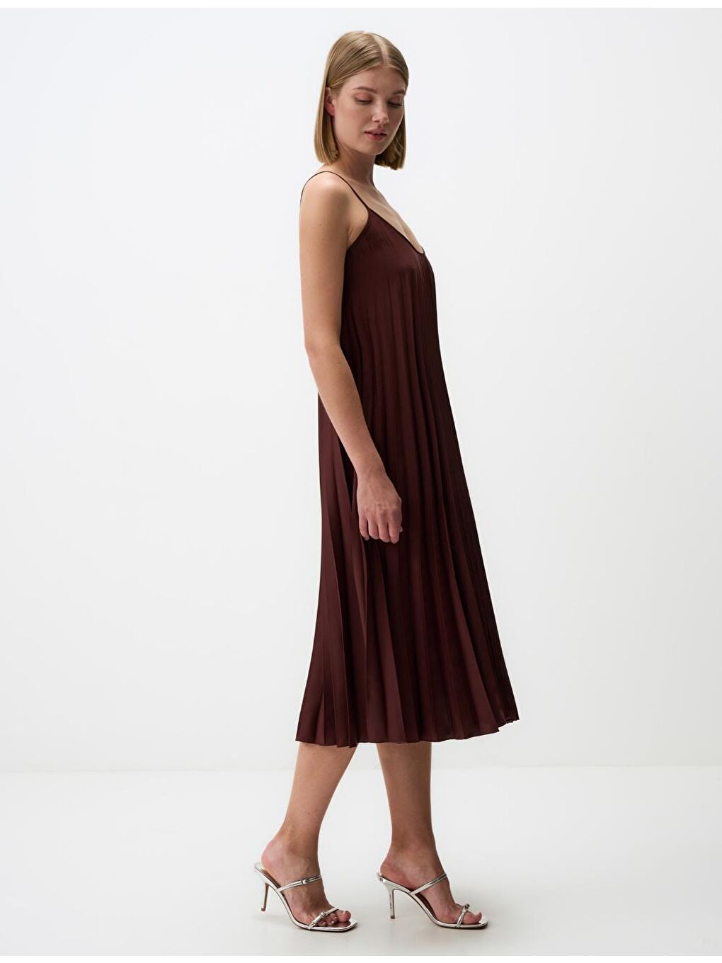 Kahverengi Askılı U Yaka Piliseli Midi Elbise