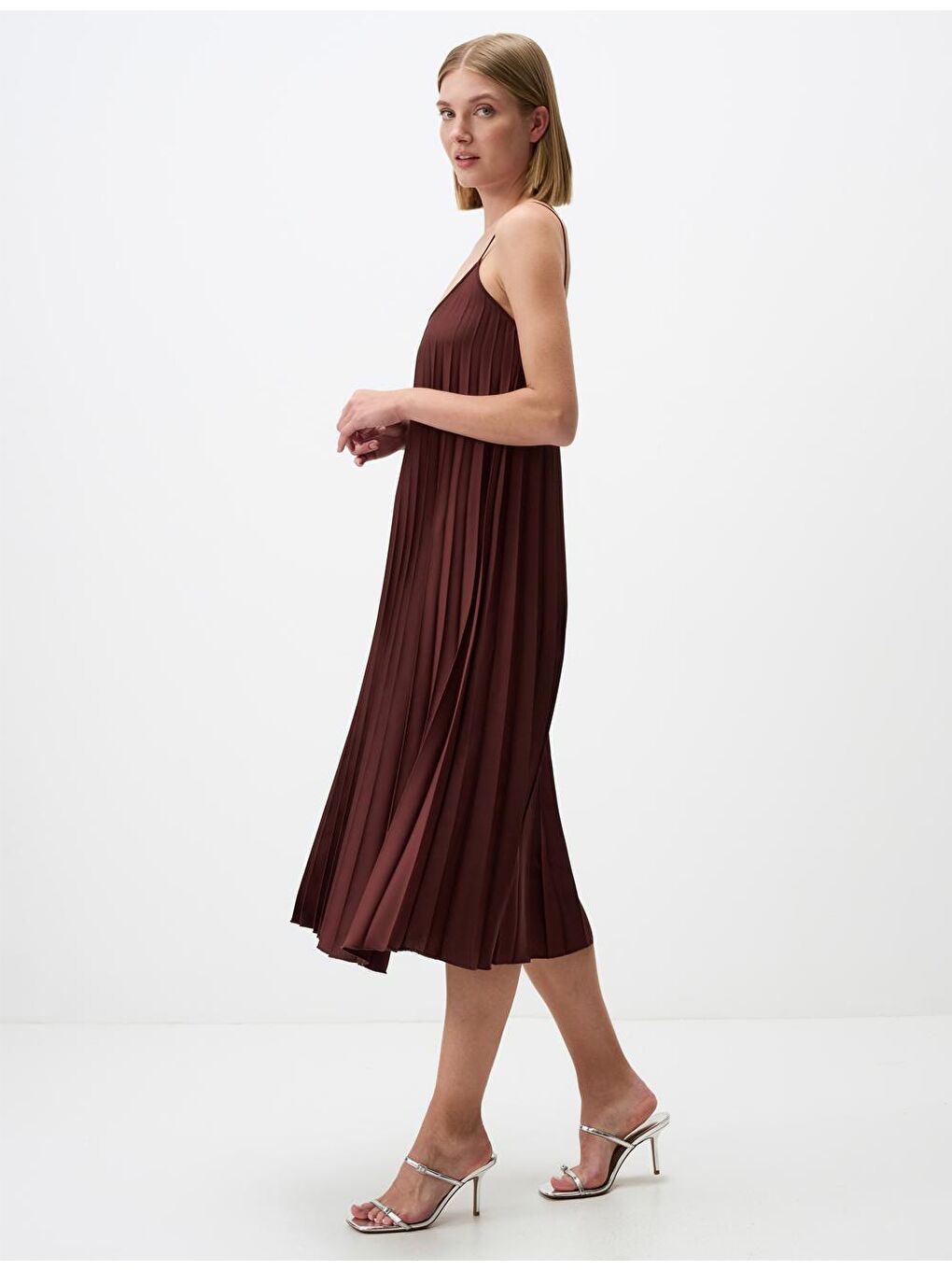 Kahverengi Askılı U Yaka Piliseli Midi Elbise-2