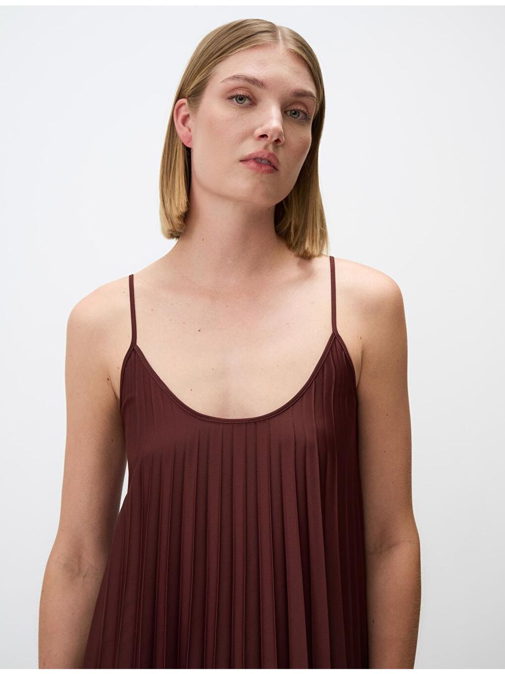 Kahverengi Askılı U Yaka Piliseli Midi Elbise-3