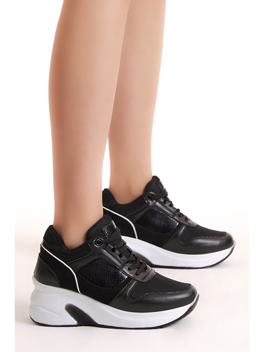 Kadın Siyah Yüksek Tabanlı Bağcıklı Spor Ayakkabı-1