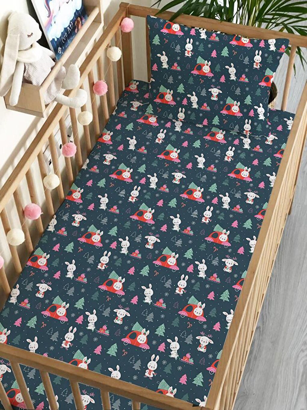 Karışık Yılbaşı Tema Tavşan Desen Baskılı Bebek Boy Lastikli Çarşaf Seti 60x120 cm