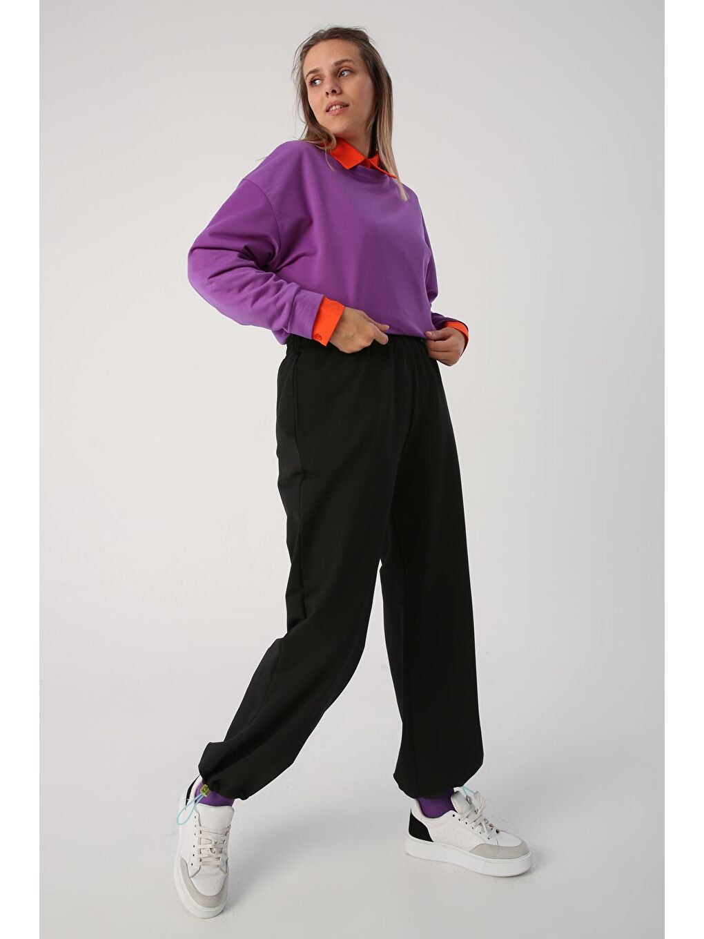 Siyah Lastikli Paçası Büzgülü Eşofman Altı-3