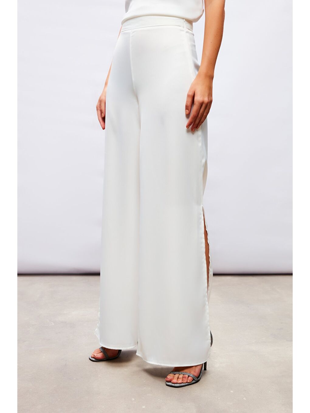 Yırtmaç Detaylı Saten Pantolon - Ekru-5
