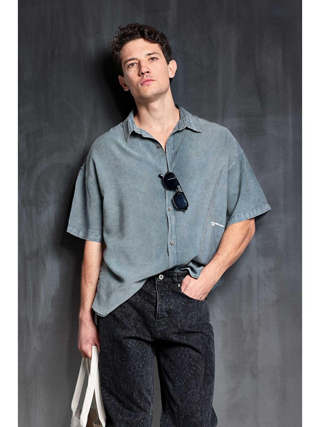 Erkek Kısa Kollu Desen Baskılı Yıkamalı Oversize %100 Pamuk Gömlek Gri-1