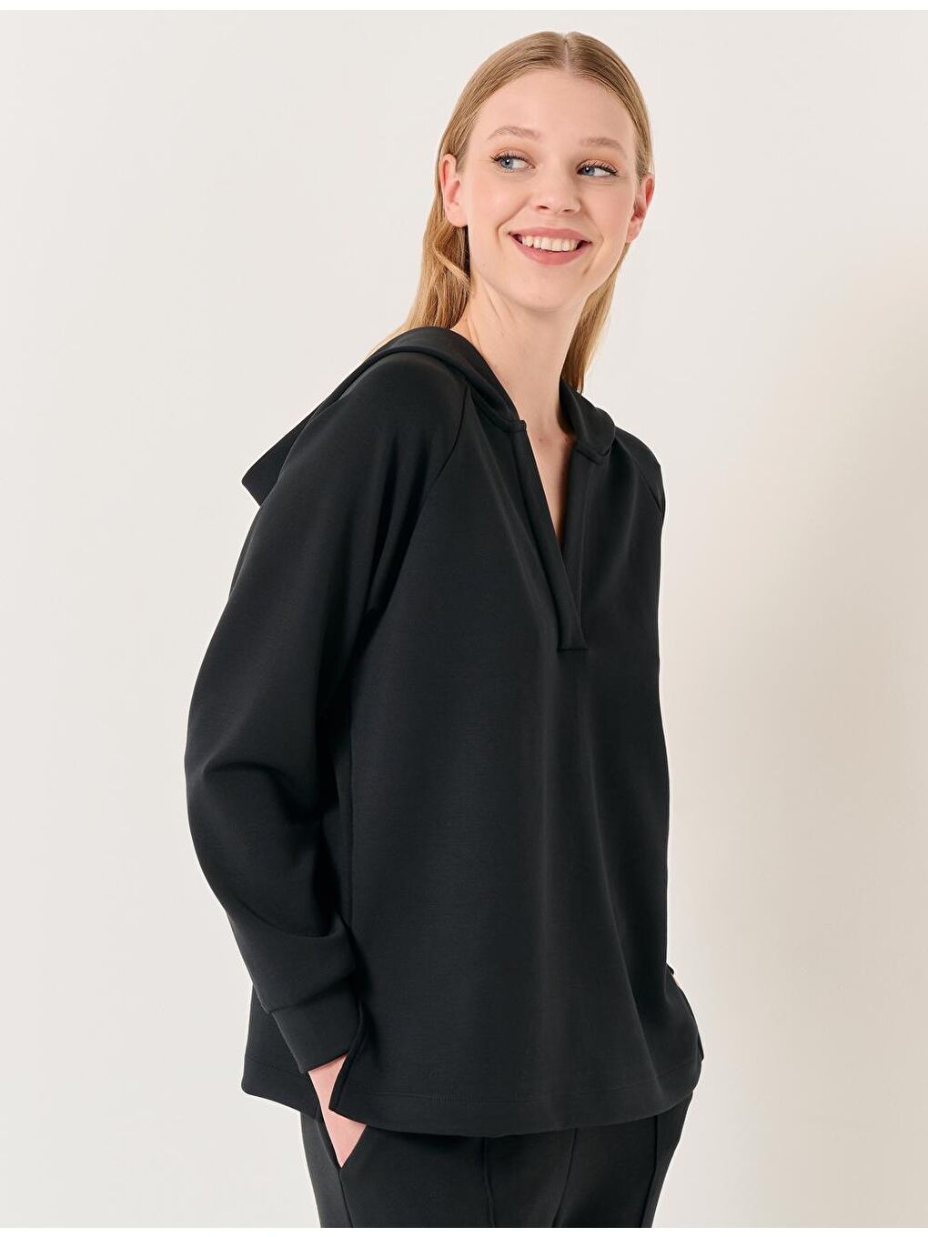 Siyah Uzun Kollu Kapüşonlu Rahat Sweatshirt