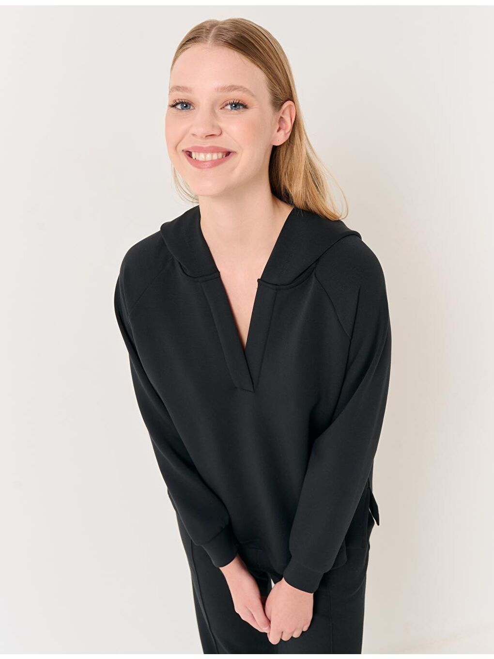 Siyah Uzun Kollu Kapüşonlu Rahat Sweatshirt-1