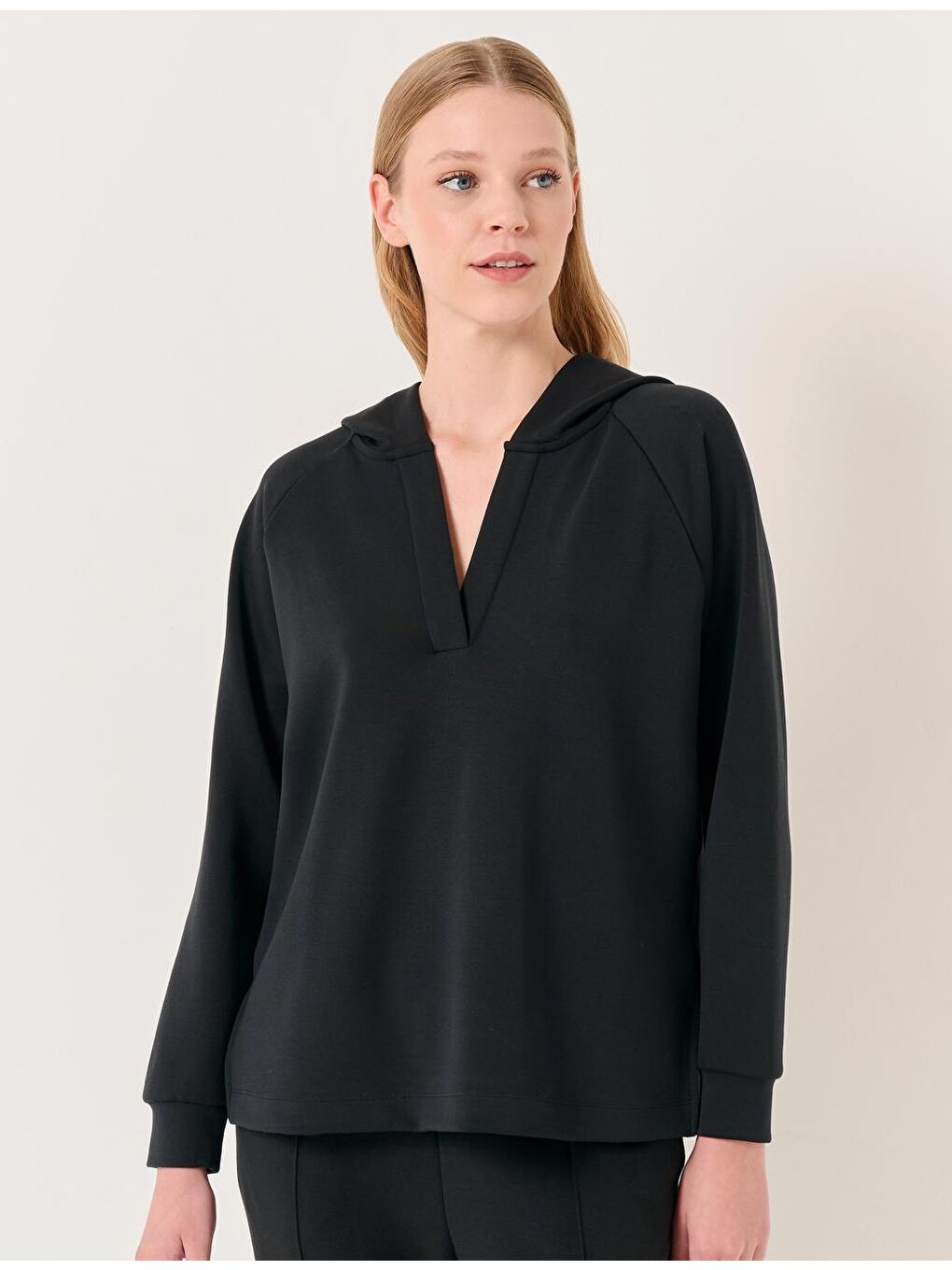 Siyah Uzun Kollu Kapüşonlu Rahat Sweatshirt-2