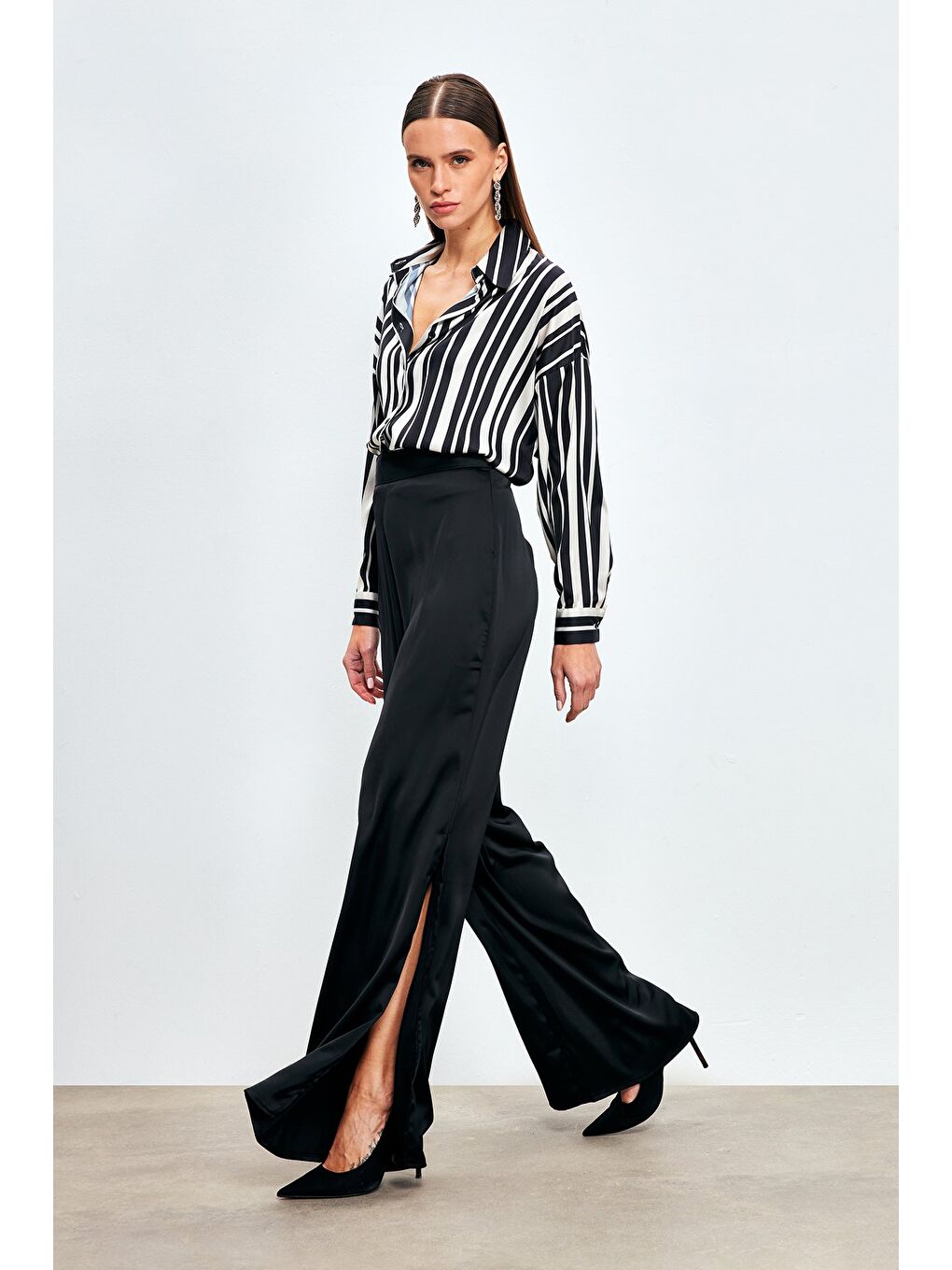 Yırtmaç Detaylı Saten Pantolon - Siyah-1