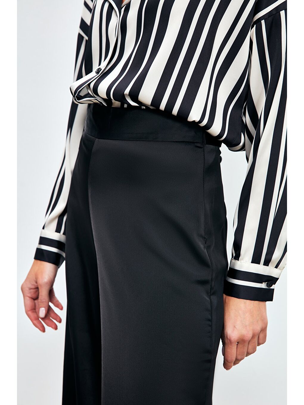 Yırtmaç Detaylı Saten Pantolon - Siyah-4