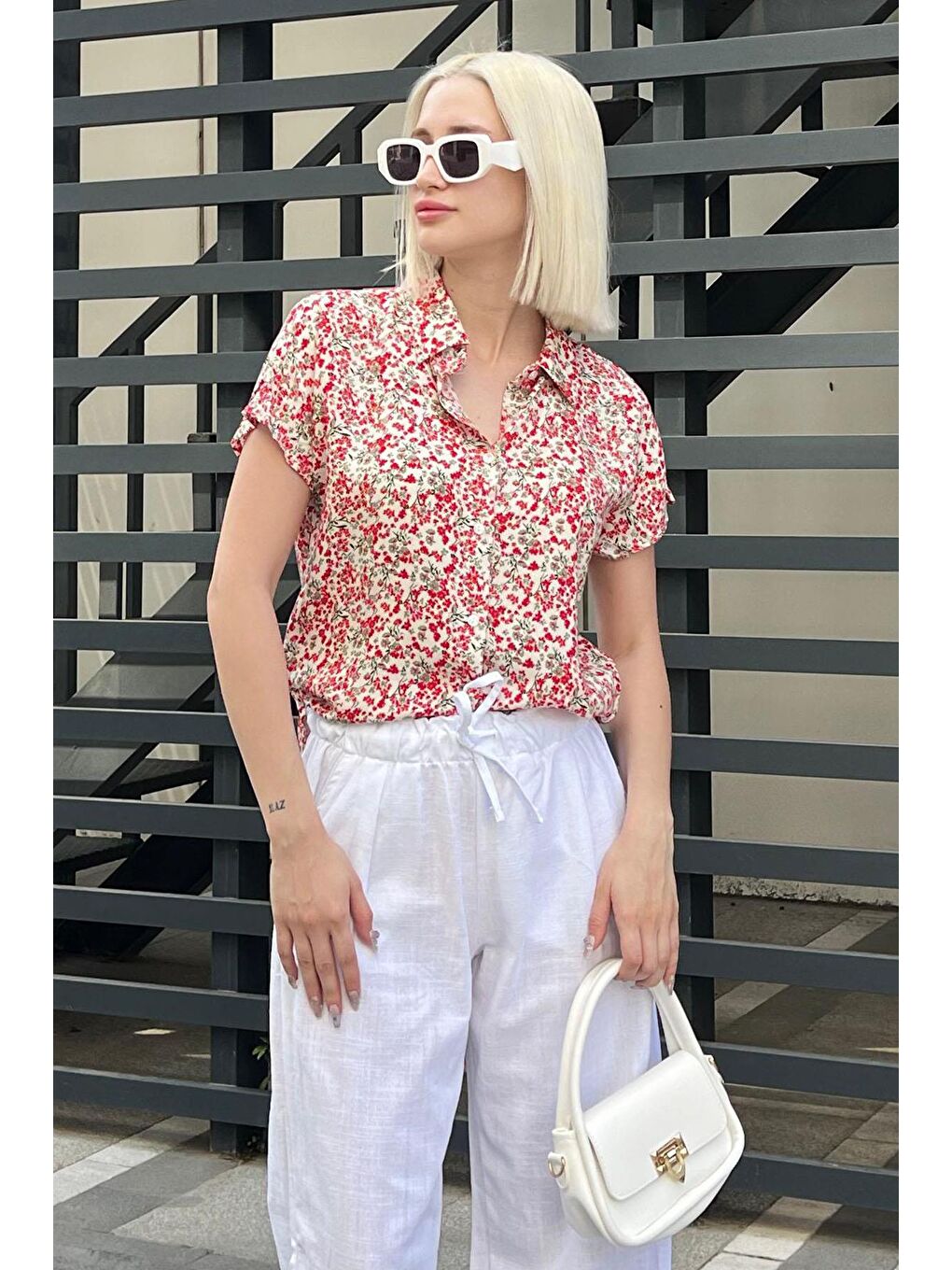 Kırmızı Çiçek Desenli Kısa Kollu Kadın Gömlek Mg2098-1