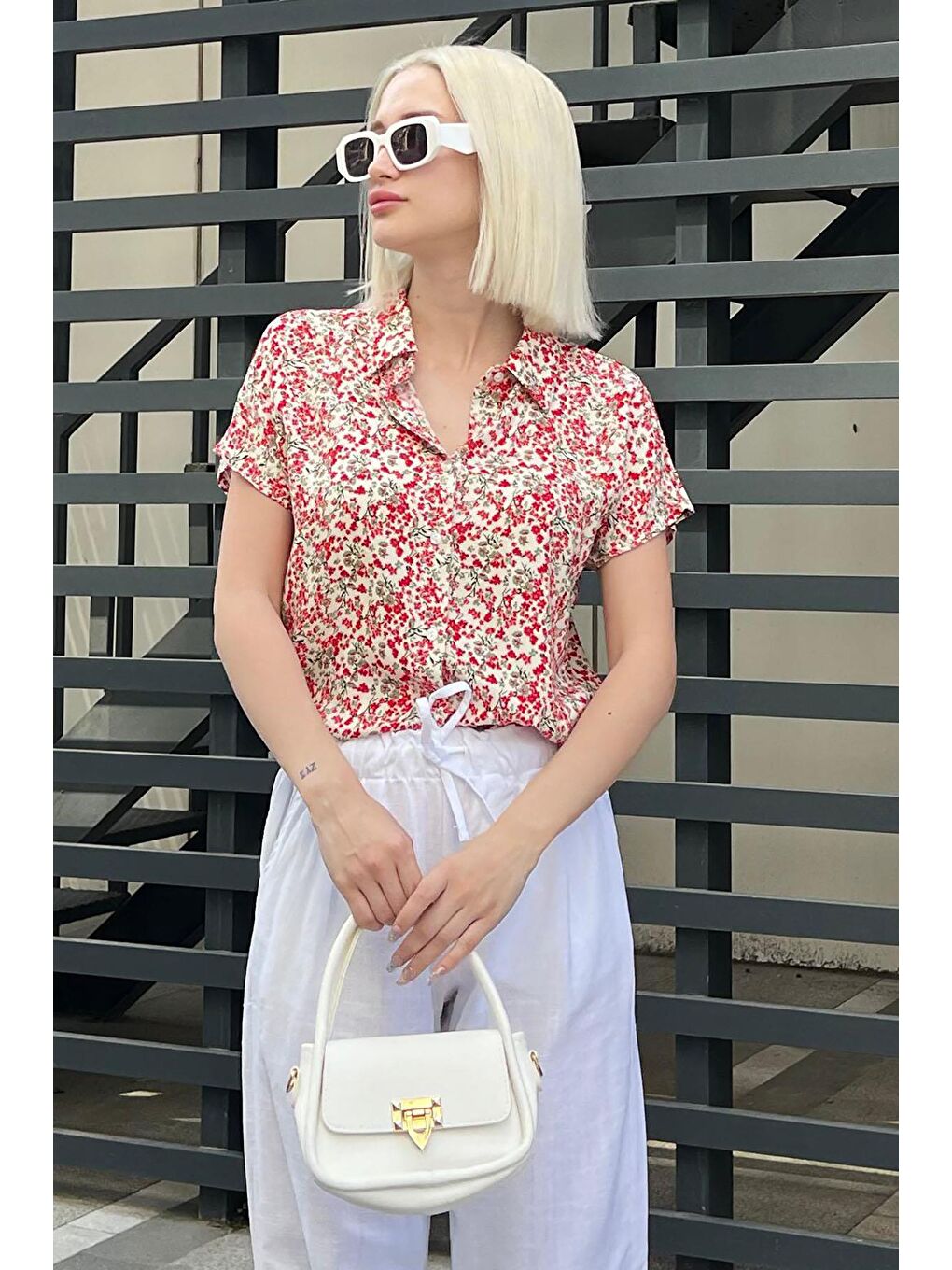 Kırmızı Çiçek Desenli Kısa Kollu Kadın Gömlek Mg2098-2