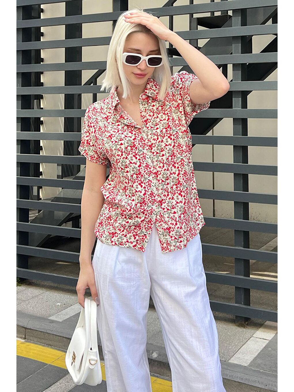 Kırmızı Çiçek Desenli Kısa Kollu Kadın Gömlek Mg2098-5