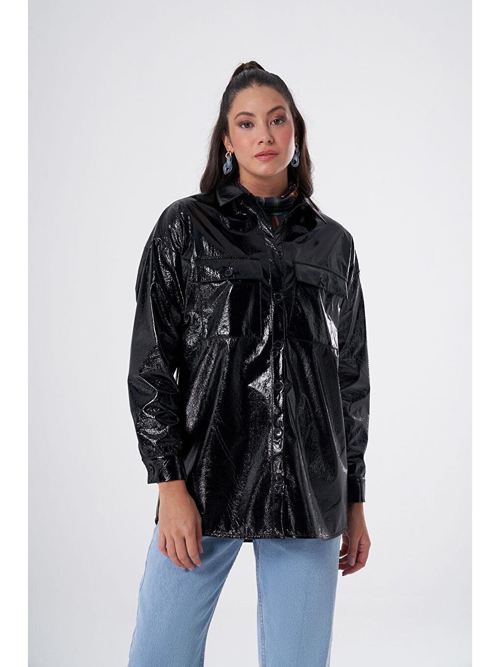 Deri Detaylı Cepli Siyah Gömlek-1