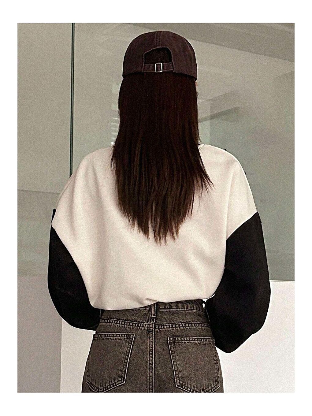 Kadın Beyaz Enough Baskılı Siyah Kol Detaylı Oversize Sweatshirt-1