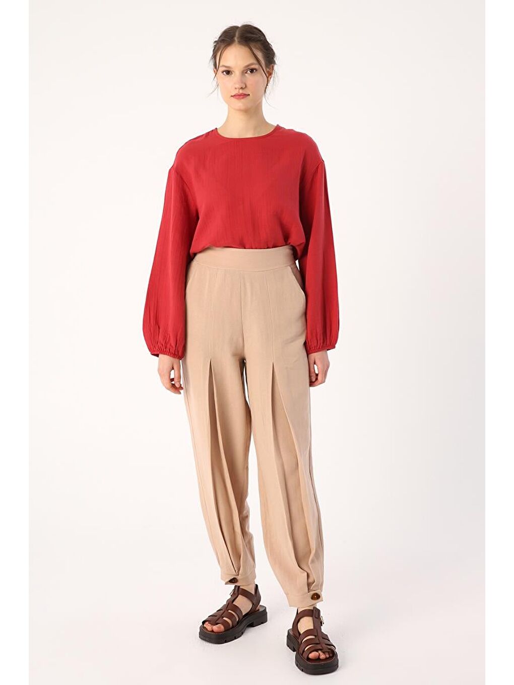 Koyu Bej-Pileli Paçası Düğme Detaylı Pantolon-1