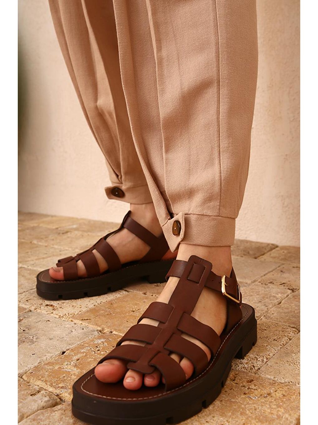 Koyu Bej-Pileli Paçası Düğme Detaylı Pantolon-4