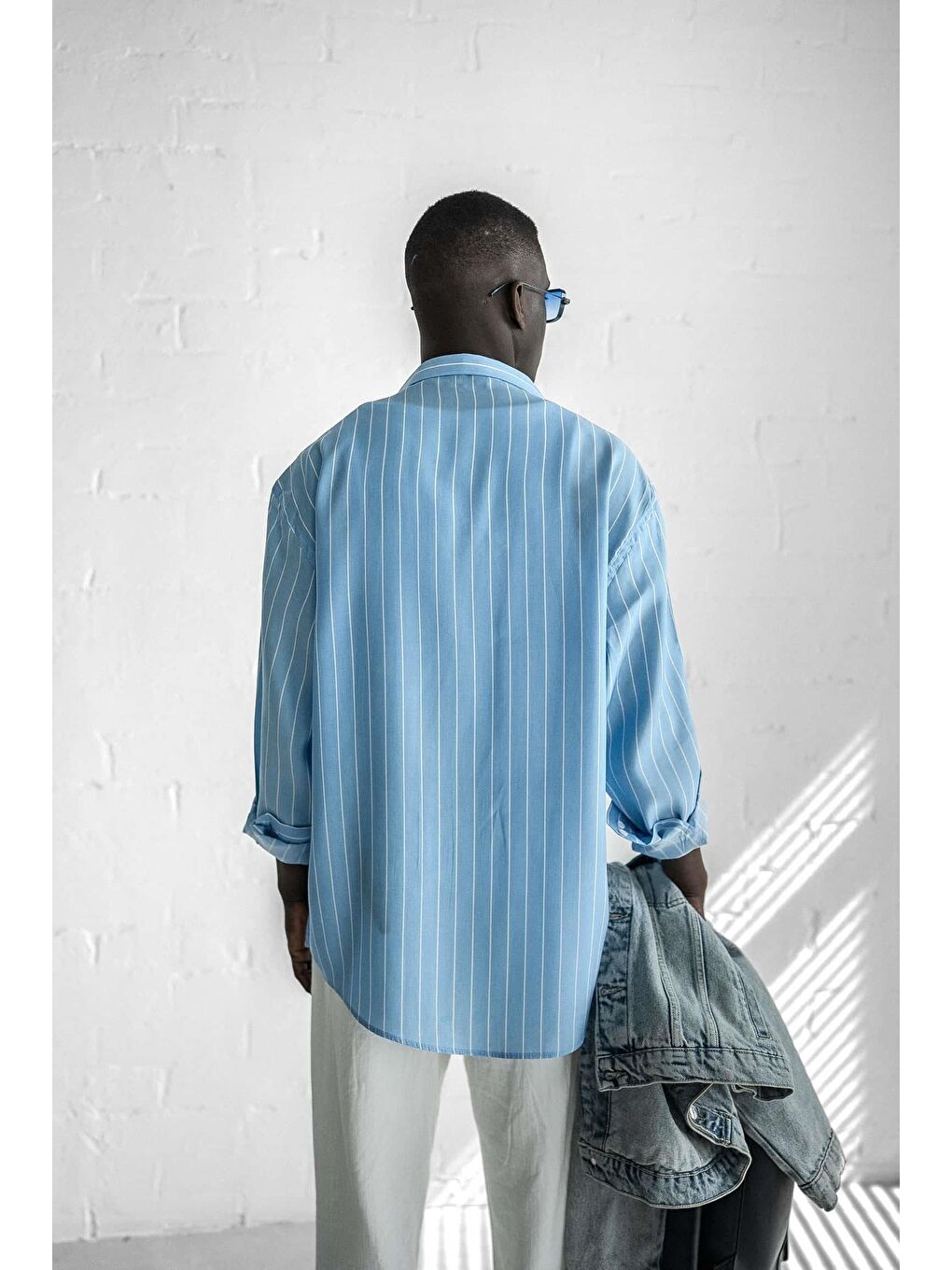 Erkek Nefes Alan Kumaştan Çizgili Rahat Oversize Gömlek Mavi-4