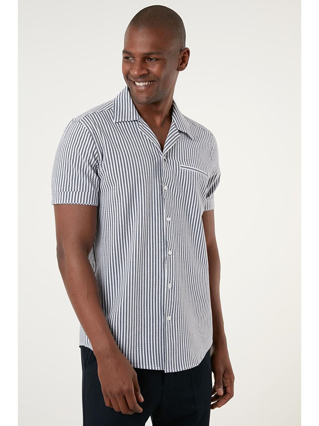 Lacivert Apaş Yaka Kısa Kollu Pamuklu Çizgili Slim Fit Gömlek CF21S114629