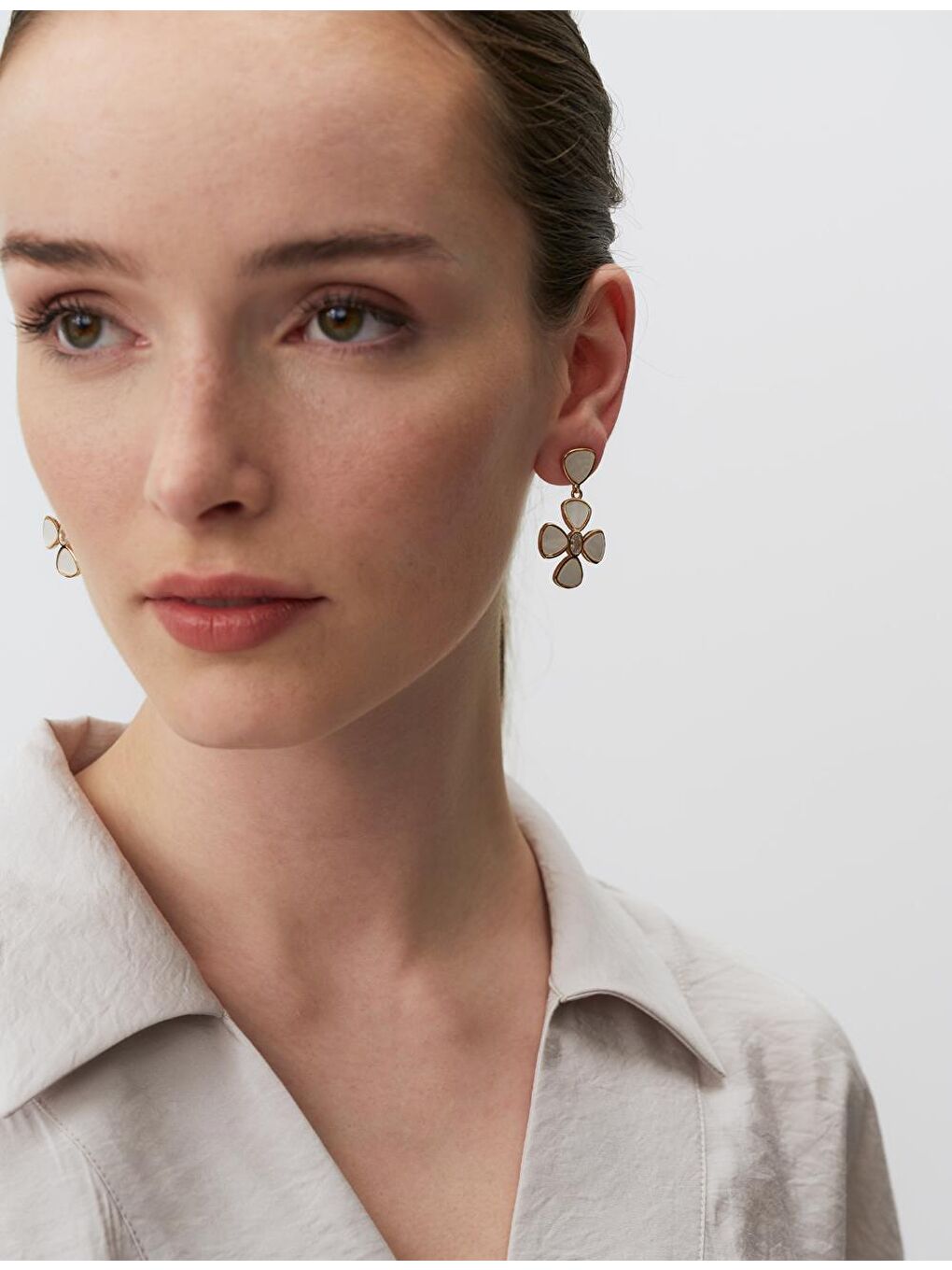 Sarı Altın Çiçek Figürlü Sallanan Küpe