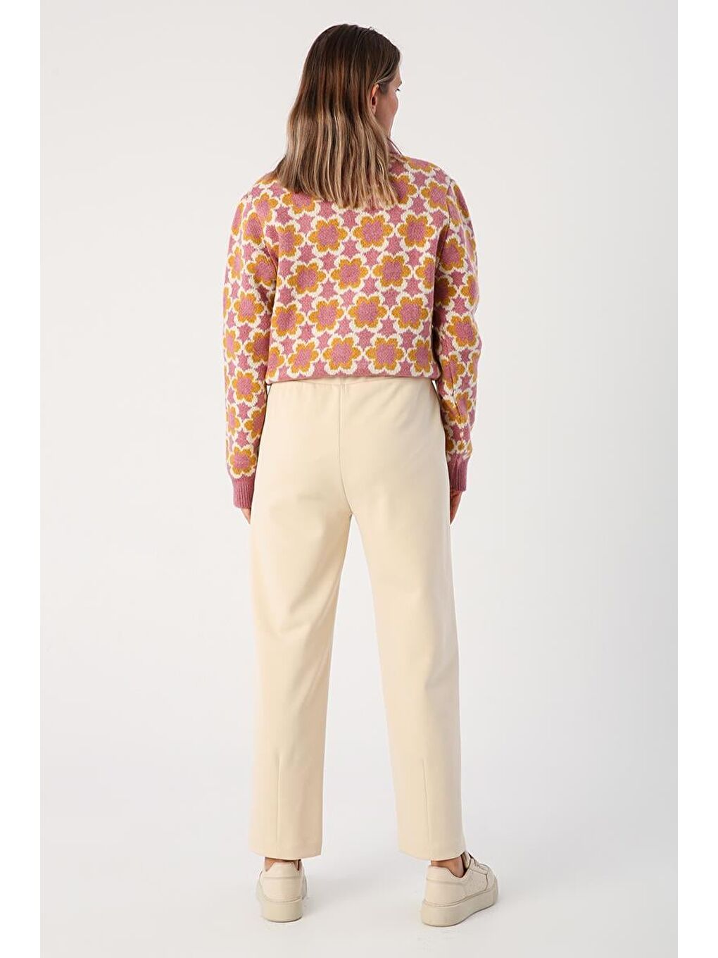 Ekru Krem-Paçası Pensli Rahat Kalıp Pantolon-3