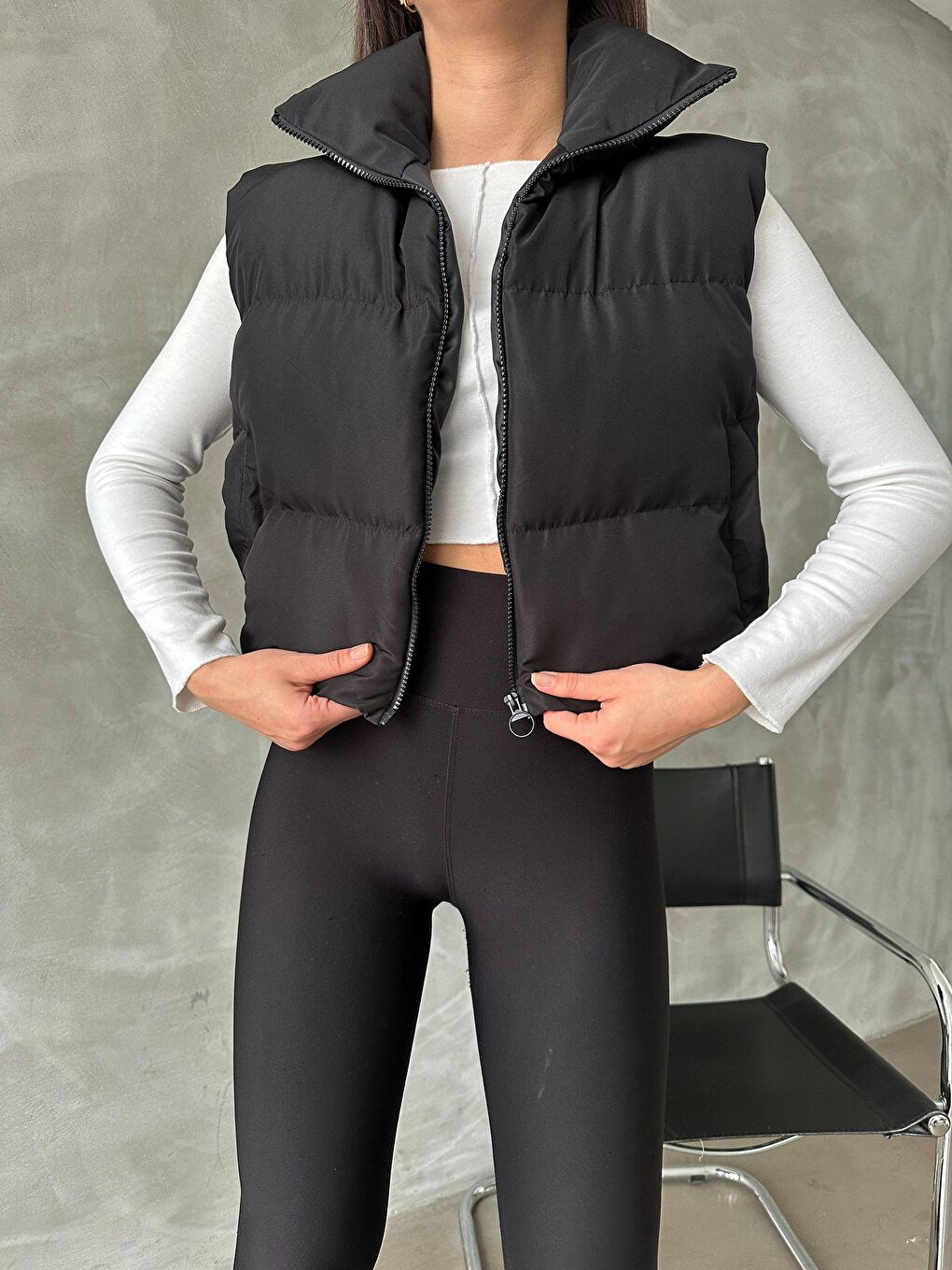 Siyah Kadın Crop Dik Yaka Şişme Yelek-1