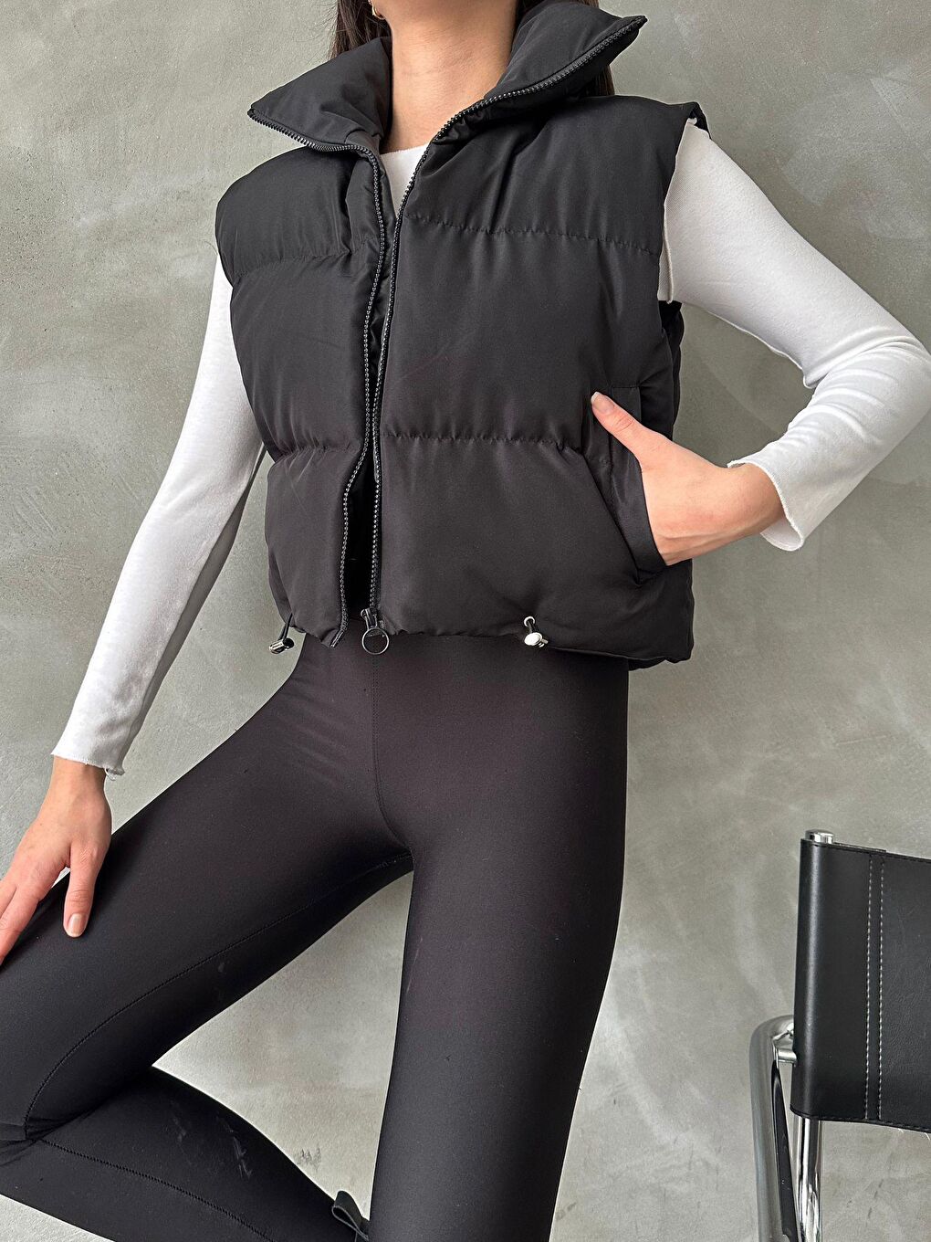 Siyah Kadın Crop Dik Yaka Şişme Yelek-2