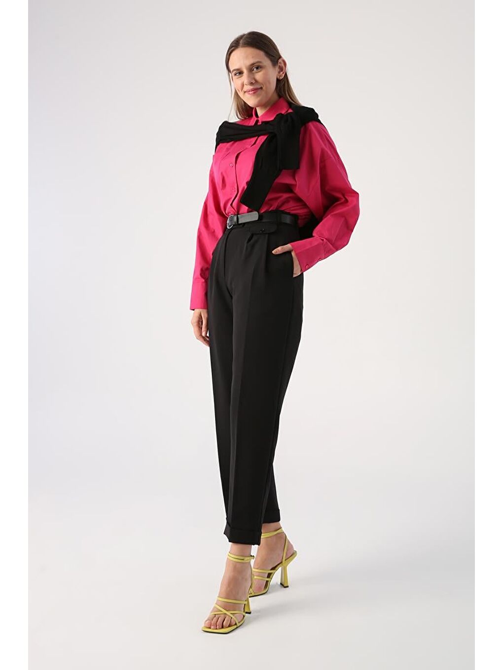 Siyah-Kemerli Duble Paça Pileli Havuç Pantolon