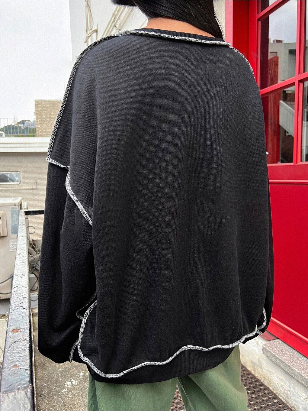 Kadın Siyah Biye Detay Amusements Baskılı Bisiklet Yaka Oversize Sweatshirt-1