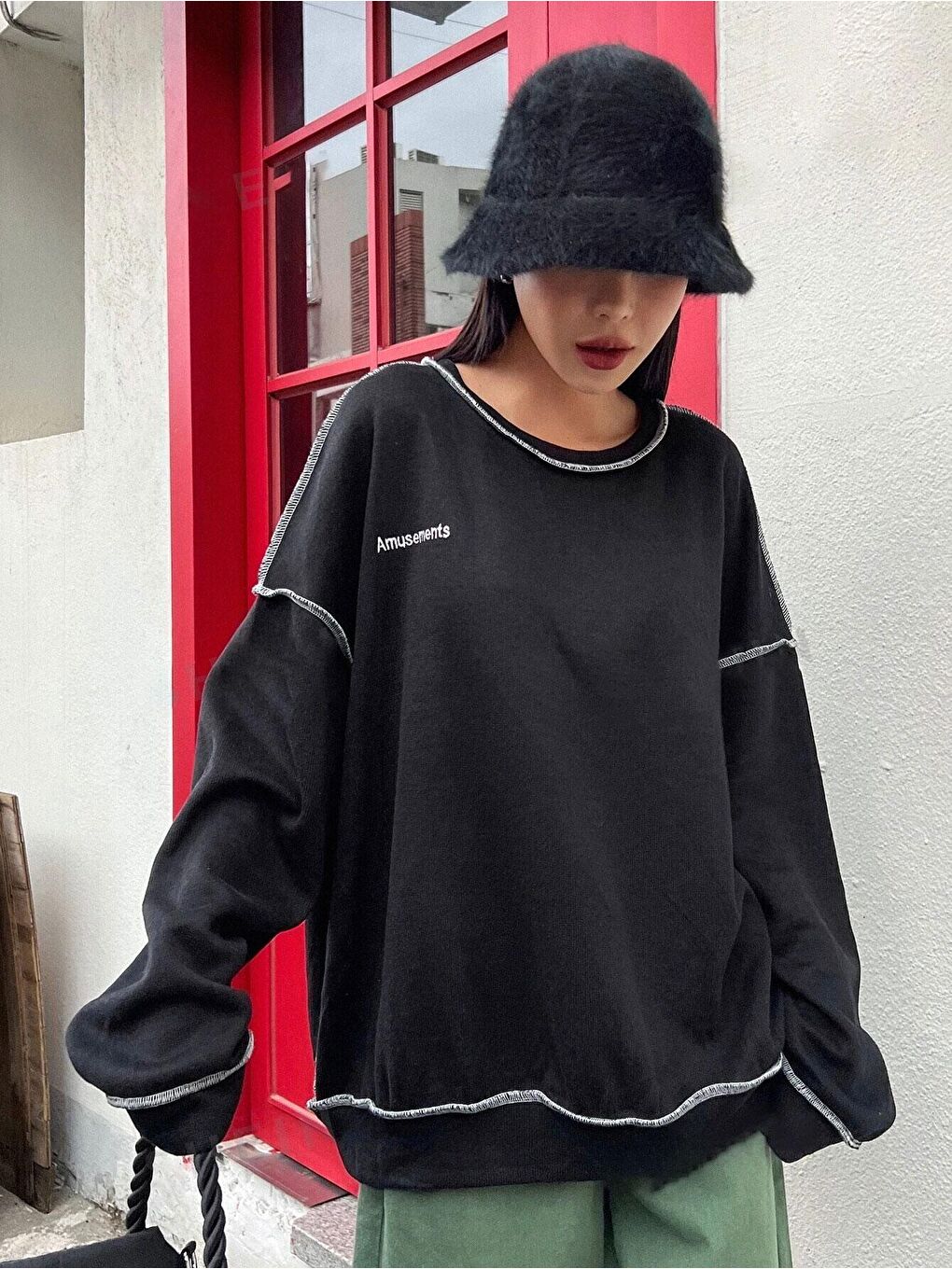 Kadın Siyah Biye Detay Amusements Baskılı Bisiklet Yaka Oversize Sweatshirt-3
