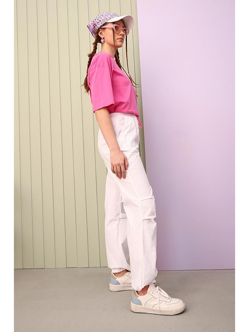 Beyaz-Paraşüt Kumaş Pile Detaylı Paçası Büzgülü Pantolon-4