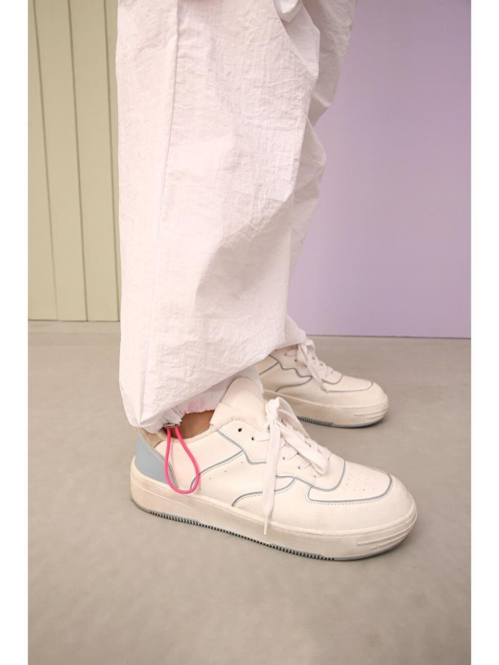 Beyaz-Paraşüt Kumaş Pile Detaylı Paçası Büzgülü Pantolon-6