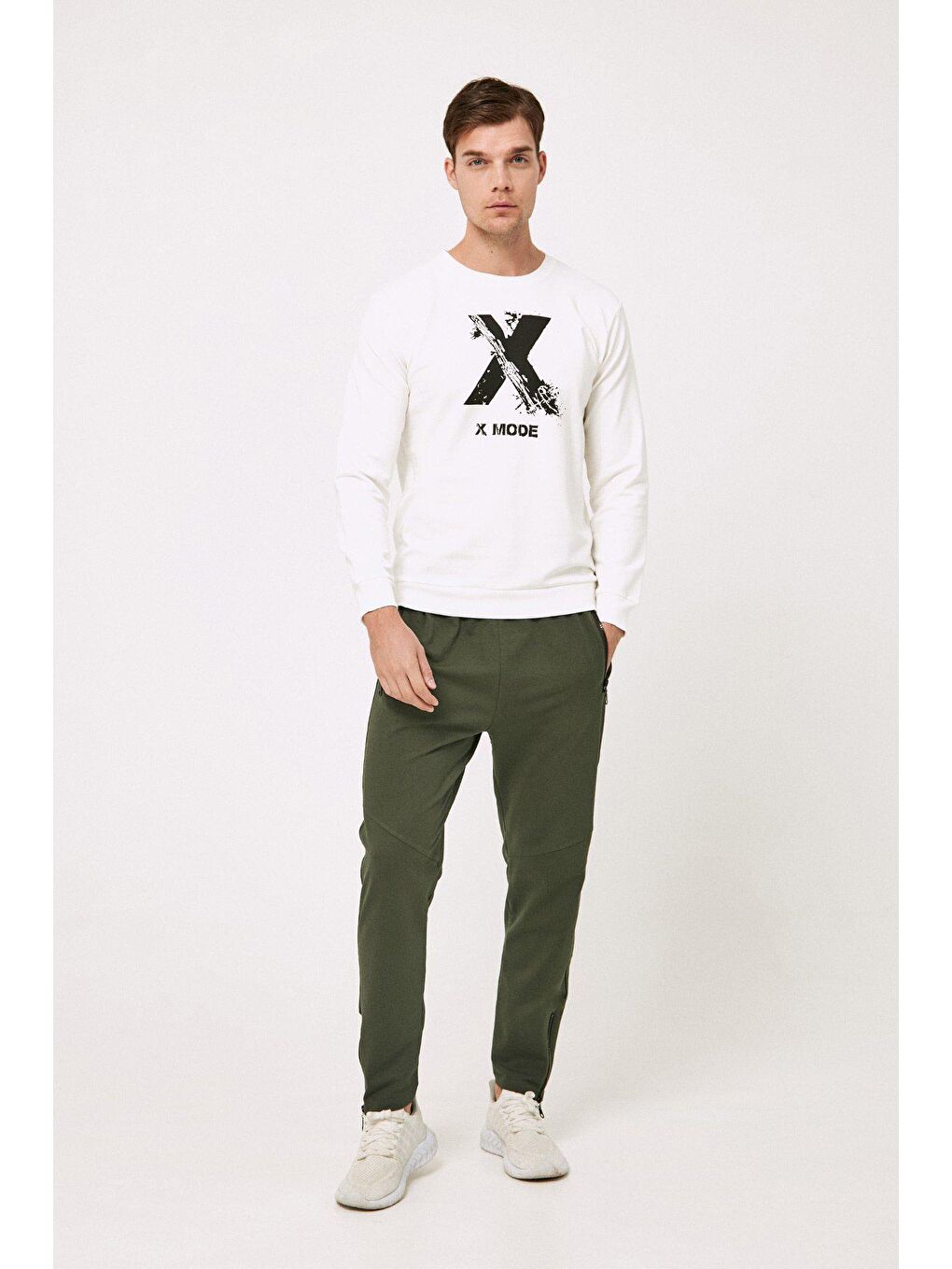 Haki Paçası ve Cebi Fermuarlı Eşofman Altı-1