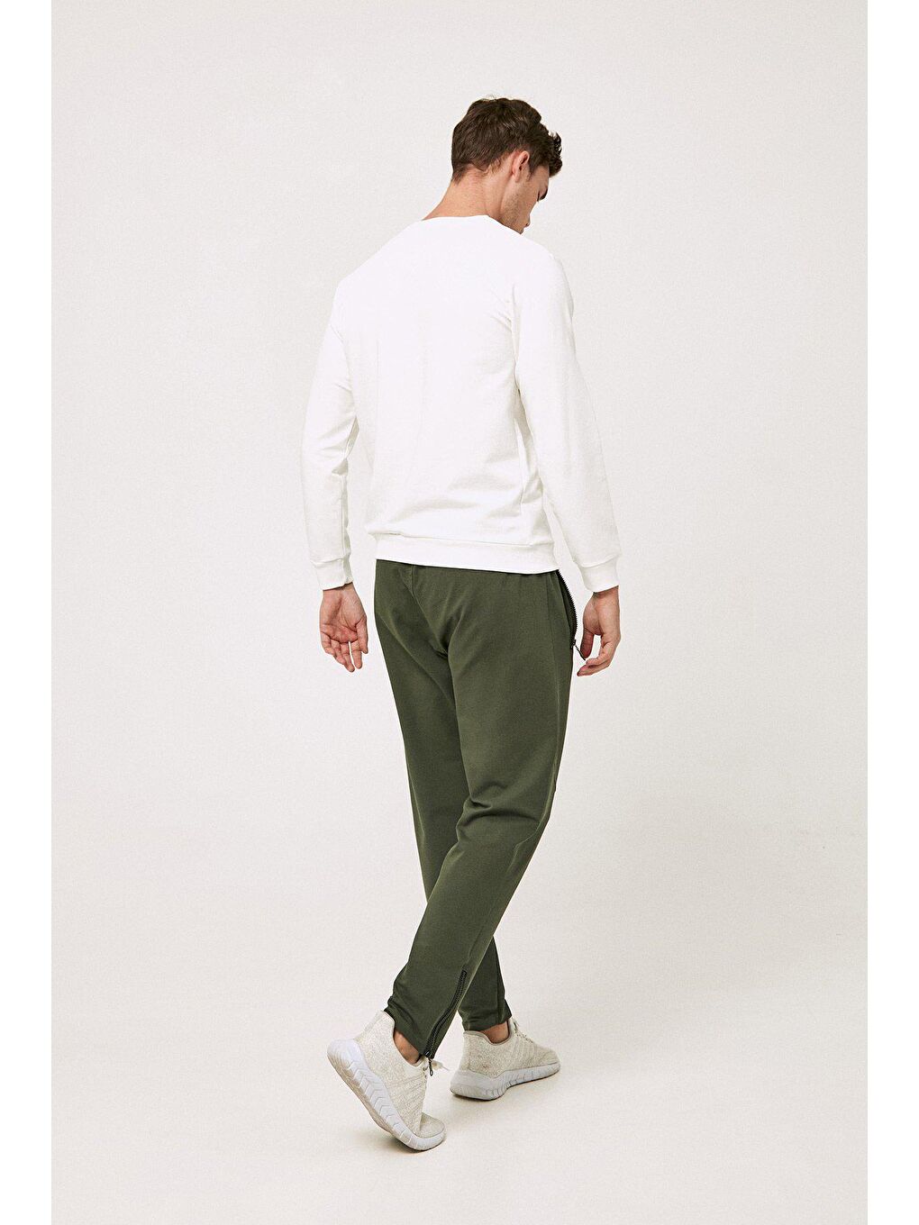 Haki Paçası ve Cebi Fermuarlı Eşofman Altı-3