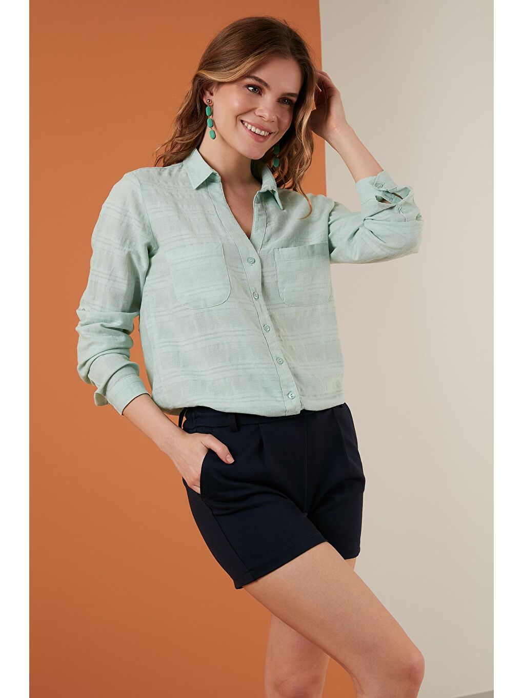 Yeşil Pamuklu Çift Cepli Düğmeli Regular Fit V Yaka Gömlek 51425757