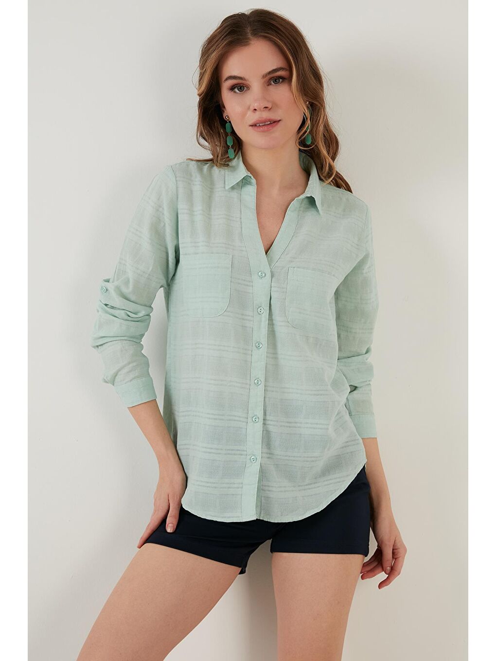Yeşil Pamuklu Çift Cepli Düğmeli Regular Fit V Yaka Gömlek 51425757-1