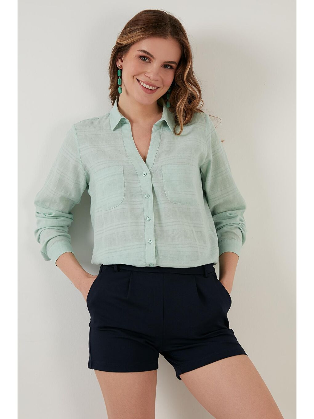 Yeşil Pamuklu Çift Cepli Düğmeli Regular Fit V Yaka Gömlek 51425757-2